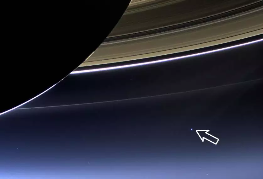 widok ziemi z sondy Cassini przelatującej koło Saturna